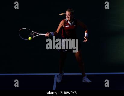 14 octobre 2021 Anet Kontaveit d'Estonie retourne un coup de feu contre ont Jabeur de Tunisie lors de leur quart de finale du BNP Paribas Open 2021 à Indian Wells tennis Garden à Indian Wells, Californie.Crédit photo obligatoire : Charles Baus/CSM Banque D'Images