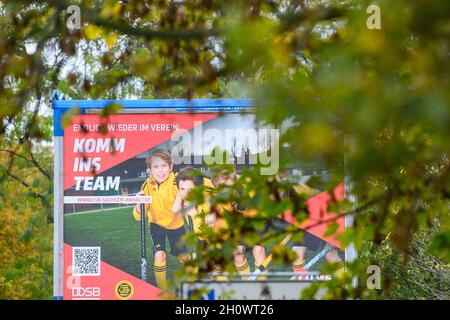 Magdebourg, Allemagne.14 octobre 2021."Venez dans l'équipe" peut être lu sur une affiche publicitaire de l'Association des sports de Saxe-Anhalt (LSB).Avec la campagne de l'affiche, le LSB tente de rattraper le terrain perdu en raison de la pandémie de Corona.Sous la devise 'comeback', les 3049 clubs sportifs entre Altmark et Burgenland doivent être soutenus dans la reconversion et le recrutement de nouveaux membres.Credit: Klaus-Dietmar Gabbert/dpa-Zentralbild/dpa/Alay Live News Banque D'Images