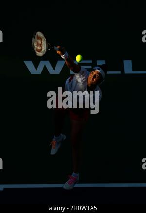 14 octobre 2021 l'ont Jabeur de Tunisie exerce ses activités contre Anet Kontaveit d'Estonie lors de leur quart de finale de l'Open de BNP Paribas 2021 à Indian Wells tennis Garden à Indian Wells, en Californie.Crédit photo obligatoire : Charles Baus/CSM Banque D'Images