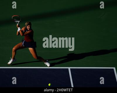 14 octobre 2021 Anet Kontaveit d'Estonie retourne un coup de feu contre ont Jabeur de Tunisie lors de leur quart de finale du BNP Paribas Open 2021 à Indian Wells tennis Garden à Indian Wells, Californie.Crédit photo obligatoire : Charles Baus/CSM Banque D'Images