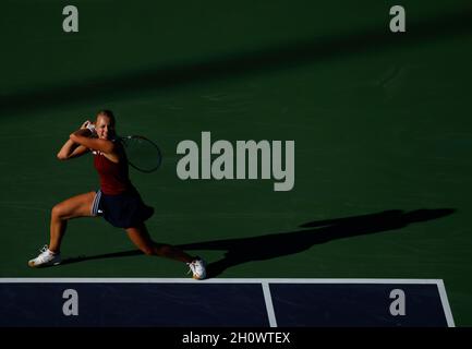 14 octobre 2021 Anet Kontaveit d'Estonie retourne un coup de feu contre ont Jabeur de Tunisie lors de leur quart de finale du BNP Paribas Open 2021 à Indian Wells tennis Garden à Indian Wells, Californie.Crédit photo obligatoire : Charles Baus/CSM Banque D'Images