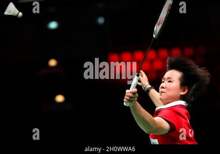 Aarhus, Danemark.14 octobre 2021.Il Bingjiao, de Chine, participe au match féminin de singles contre Hung Yi-Ting, de Taipei chinois, lors d'un quart de finale au tournoi de badminton de la coupe Uber à Aarhus, Danemark, le 14 octobre 2021.Credit: Zhang Cheng/Xinhua/Alay Live News Banque D'Images