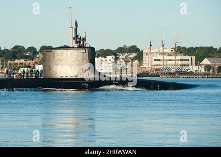 L'USS Delaware (SSN 791) fait son chemin sur la Tamise et passe devant la ville de New London et retourne à la base sous-marine de New London le vendredi 1er octobre 2021 après avoir mené des opérations de routine.Le sous-marin d'attaque rapide de Virginie, le septième navire naval à être nommé pour le premier État, a été le premier navire américain à être mis en service sous l'eau lorsqu'il a été mis en service administrativement en avril 2020.(É.-U.Navy photo par John Narewski/publié) Banque D'Images