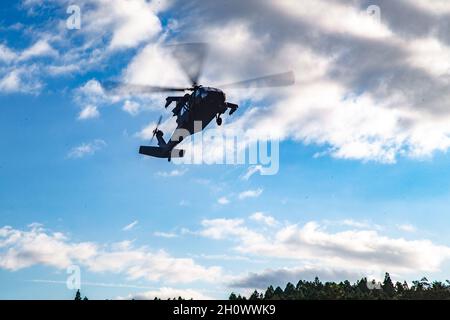 Marines des États-Unis avec la compagnie kilo, Bataillon Landing Team 3/5, 31e corps expéditionnaire maritime (MEU), montez dans un hélicoptère Sikorsky UH-60 Black Hawk sur le Camp Fuji, Japon, 27 septembre 2021.Les Marines ont roulé dans l'hélicoptère pour assurer la maîtrise des différentes plates-formes de plaquettes.Le 31e MEU, le seul MEU en permanence déployé par les Marines, fournit une force flexible et mortelle prête à exécuter un large éventail d’opérations militaires en tant que première force de réponse aux crises dans la région Indo-Pacifique.(É.-U.Photo du corps marin par lance Cpl.Grace Gerlach) Banque D'Images