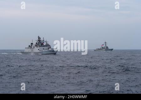 211012-N-TY704-1076 BAIE DU BENGALE (OCT12, 2021) la frégate multirôle FURTIVE de classe Shivalik DE la Marine indienne DANS Satpura (F 48) et le croiseur à missiles guidés de classe Ticonderoga de la Marine américaine USS Lake Champlain (CG 57) transitent par la baie du Bengale dans le cadre de MALABAR 2021, le 12 octobre 2021.MALABAR 2021 est un exercice maritime conçu pour améliorer l'intégration, répondre aux priorités et préoccupations communes en matière de sécurité maritime, améliorer l'interopérabilité et la communication, et renforcer les relations durables entre la Marine royale australienne, la Marine indienne, les Forces d'autodéfense maritimes japonaises et les forces maritimes américaines.(É.-U.Marine Banque D'Images