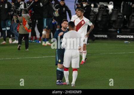 Buenos Aires, Buenos Aires, Argentine.14 octobre 2021.BUENOS AIRES, ARGENTINE - OCTOBRE 14: Argentine avant #10 Lionel Messi et le Pérou gauche arrière #6 Miguel Trauco après le match entre l'Argentine et le Pérou dans le cadre des qualificatifs sud-américains pour le Qatar 2022 au stade Monumental de nuñez le 14 octobre 2021 à Buenos Aires, Argentine.(Credit image: © Florencia Tan Jun/PX Imagens via ZUMA Press Wire) Credit: ZUMA Press, Inc./Alamy Live News Banque D'Images