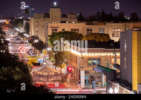 Santa Ana, Californie, États-Unis - 2 octobre 2021 : le samedi soir, la circulation traverse la 3e rue et Broadway dans le centre-ville de Santa Ana. Banque D'Images