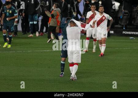 Buenos Aires, Buenos Aires, Argentine.14 octobre 2021.BUENOS AIRES, ARGENTINE - OCTOBRE 14: Argentine avant #10 Lionel Messi et le Pérou gauche arrière #6 Miguel Trauco après le match entre l'Argentine et le Pérou dans le cadre des qualificatifs sud-américains pour le Qatar 2022 au stade Monumental de nuñez le 14 octobre 2021 à Buenos Aires, Argentine.(Credit image: © Florencia Tan Jun/PX Imagens via ZUMA Press Wire) Credit: ZUMA Press, Inc./Alamy Live News Banque D'Images