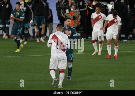 Buenos Aires, Buenos Aires, Argentine.14 octobre 2021.BUENOS AIRES, ARGENTINE - OCTOBRE 14: Argentine avant #10 Lionel Messi et le Pérou gauche arrière #6 Miguel Trauco après le match entre l'Argentine et le Pérou dans le cadre des qualificatifs sud-américains pour le Qatar 2022 au stade Monumental de nuñez le 14 octobre 2021 à Buenos Aires, Argentine.(Credit image: © Florencia Tan Jun/PX Imagens via ZUMA Press Wire) Credit: ZUMA Press, Inc./Alamy Live News Banque D'Images