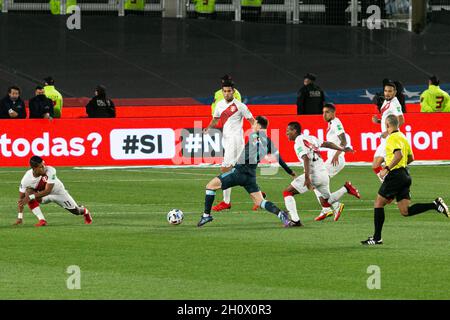 Buenos Aires, Buenos Aires, Argentine.14 octobre 2021.BUENOS AIRES, ARGENTINE - OCTOBRE 14: Argentine avant Lionel Messi passe le ballon lors d'un match entre l'Argentine et le Pérou dans le cadre des qualificatifs sud-américains pour le Qatar 2022 au stade Monumental de nuñez le 14 octobre 2021 à Buenos Aires, Argentine.(Credit image: © Florencia Tan Jun/PX Imagens via ZUMA Press Wire) Credit: ZUMA Press, Inc./Alamy Live News Banque D'Images