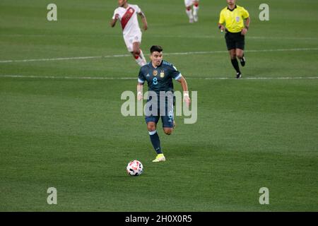 Buenos Aires, Buenos Aires, Argentine.14 octobre 2021.BUENOS AIRES, ARGENTINE - OCTOBRE 14: Argentine Left back #8 Marcos Acuña contrôle le ballon lors d'un match entre l'Argentine et le Pérou dans le cadre des qualificatifs sud-américains pour le Qatar 2022 au stade Monumental de nuñez le 14 octobre 2021 à Buenos Aires, en Argentine.(Credit image: © Florencia Tan Jun/PX Imagens via ZUMA Press Wire) Credit: ZUMA Press, Inc./Alamy Live News Banque D'Images