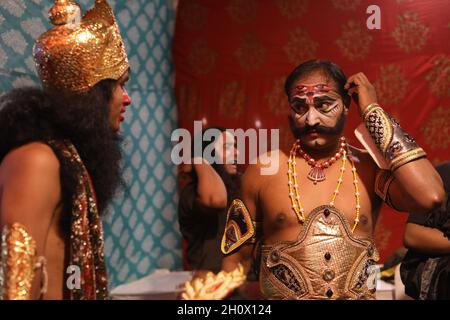 New Delhi, Inde.14 octobre 2021.Les artistes se prépare à la représentation pendant le festival.Ramlila performance (Ramayana: Drame sur la vie de Lord RAM) à la veille du festival hindou des célébrations de Dussehra, à la fin de la fête de la Ramlila.Crédit : SOPA Images Limited/Alamy Live News Banque D'Images