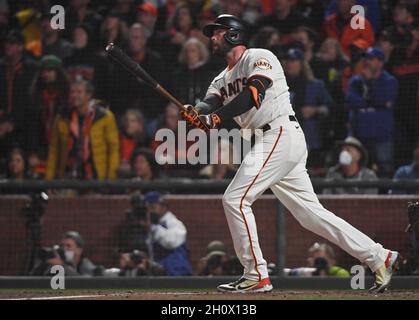 San Francisco, États-Unis.14 octobre 2021.San Francisco Giants a quitté le Fielder Darin RUF regarde le ballon après avoir frappé une maison en solo pour atteindre le score 1-1 dans le 6e repas dans le jeu cinq de la série de division de la Ligue nationale MLB contre les Dodgers de Los Angeles à Oracle Park à San Francisco le jeudi 14 octobre 2021.Photo de Terry Schmitt/UPI crédit: UPI/Alay Live News Banque D'Images