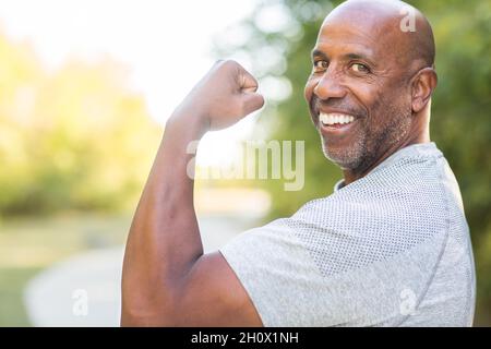 Un Afro-américain mature qui excelle son muscle biceps. Banque D'Images