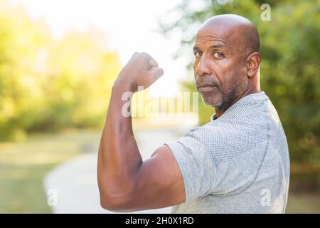 Un Afro-américain mature qui excelle son muscle biceps. Banque D'Images