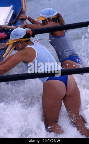 EXERCICES D'ENTRAÎNEMENT DE SAUVETAGE EN SURF, NOUVELLE-GALLES DU SUD, AUSTRALIE.DES SAUVETEURS FEMELLES LANCENT L'EMBARCATION DE SAUVETAGE. Banque D'Images