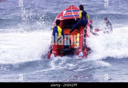 SURF SAUVETAGE CAOUTCHOUC DUCKIE BATEAU GONFLABLE SUR L'EXERCICE D'ENTRAÎNEMENT.NOUVELLE-GALLES DU SUD, AUSTRALIE. Banque D'Images