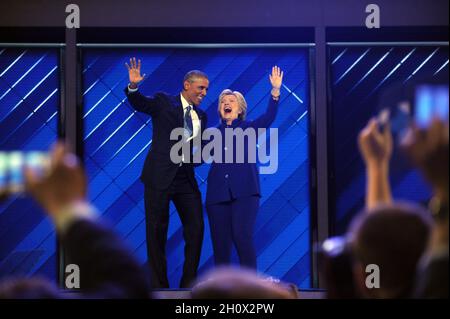 Philadelphie, États-Unis d'Amérique.27 juillet 2016.PHILADELPHIE, PA - 27 JUILLET : Barack Obama, Hillary Clinton parle le 3 jour de la convention nationale démocratique au Wells Fargo Center, 27 juillet 2016 à Philadelphie, Pennsylvanie.On estime à 50,000 le nombre de personnes attendues à Philadelphie, dont des centaines de manifestants et des membres des médias.Le Congrès national démocratique de quatre jours a débuté le 25 juillet.Personnes: Barack Obama, Hillary Clinton crédit: Storms Media Group/Alay Live News Banque D'Images