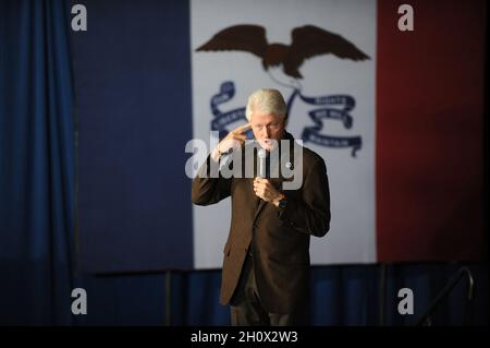 Davenport, États-Unis d'Amérique.30 janvier 2016.DAVENPORT, IA - JANVIER 29 : l'ancienne secrétaire d'État Hillary Clinton (R), candidate démocrate à la présidence, et son mari, l'ancien président américain Bill Clinton, saluent les partisans lors d'un événement « sortez du caucus » à la salle de bal du Col le 29 janvier 2016 à Davenport, Iowa.Avec moins d'une semaine avant les caucus de l'Iowa, Hillary Clinton fait campagne dans tout l'Iowa.Personnes: Bill Clinton crédit: Storms Media Group/Alay Live News Banque D'Images