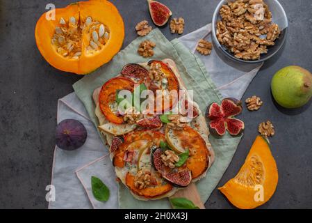 pizza d'automne maison avec citrouille et figues Banque D'Images