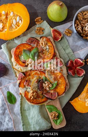 pizza d'automne maison avec citrouille et figues Banque D'Images