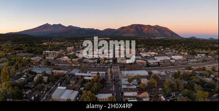 Panorama aérien de Flagstaff Arizona au crépuscule Banque D'Images