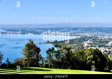 Blick von Oberlochau über die Bregenzer Bucht, dem östlichsten Teil des Bodensees mit angrenzendem Deutschen Bodenseeufer und der Halbinsel Lindau Banque D'Images
