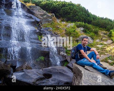 Cascade sous le sommet de Hoverla Banque D'Images