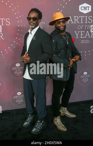 13 octobre 2021, Nashville, Tennessee, États-Unis: Les chanteurs Shawn Stockman (L) et Wanya Morris (L) de Boyz II hommes assistent aux 2021 artistes de l'année de CMT au Schermerhorn Symphony Center le 13 octobre 2021 à Nashville, Tennessee.(Image de crédit : © Debby Wong/ZUMA Press Wire) Banque D'Images