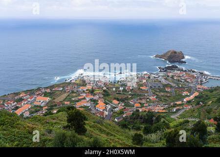 Madère / Portugal - juillet 10 2021: Petite commune côtière Porto Moniz avec ses piscines océaniques et ses maisons confortables. Banque D'Images