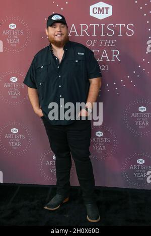 13 octobre 2021, Nashville, Tennessee, États-Unis: Le chanteur Luke Combs assiste aux 2021 artistes de l'année de la CMT au Schermerhorn Symphony Center le 13 octobre 2021 à Nashville, Tennessee.(Image de crédit : © Debby Wong/ZUMA Press Wire) Banque D'Images