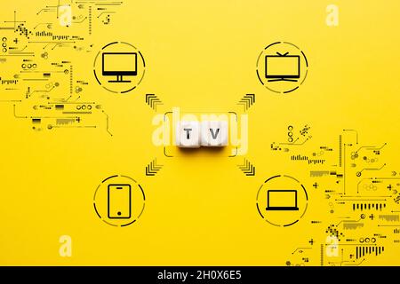 Concept TV ou télévision sur différents appareils.Icônes d'ordinateur, de téléviseur et de smartphone Banque D'Images