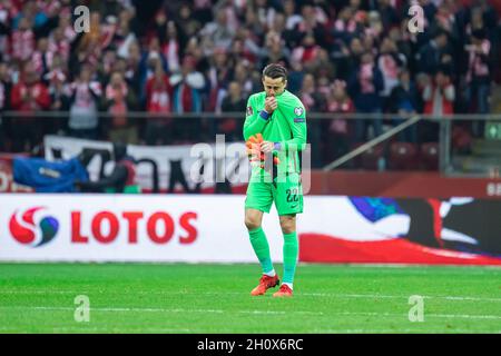 Varsovie, Pologne.09e octobre 2021.Lukasz Fabianski de Pologne embrasse le blason national sur son maillot de gardien de but lors du match de qualification de la coupe du monde de la FIFA 2022 au Qatar entre la Pologne et Saint-Marin au stade PGE Narodowy.Score final; Pologne 5:0 Saint-Marin.Crédit : SOPA Images Limited/Alamy Live News Banque D'Images