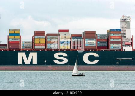 14/10/2021.Felixstowe, Royaume-Uni.Un magasin de fret MSC est amarré au port de Felixstowe qui a dû détourner des navires de l'Asie en raison d'un arriéré de conteneurs non distribués en raison de la pénurie de conducteurs de VHG.AP Moller-Maresk, la plus grande compagnie de conteneurs au monde, a dû charger des conteneurs sur de plus petits navires à destination du Royaume-Uni.Cela a un effet perturbateur puisque l'industrie du transport maritime entre dans la période de livraison avant Noël avec une pénurie possible de produits de Noël vendus au Royaume-Uni. Banque D'Images