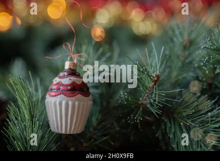 Décoration de Noël avec de belles lumières bokeh sur l'arrière-plan. Banque D'Images