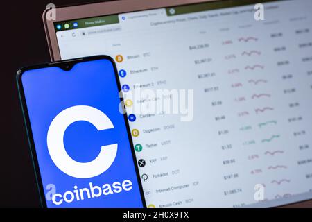 Coinbase, est une société américaine qui exploite une plateforme d'échange de crypto-monnaies.Site Web de Coinbase sur écran d'ordinateur portable. Banque D'Images