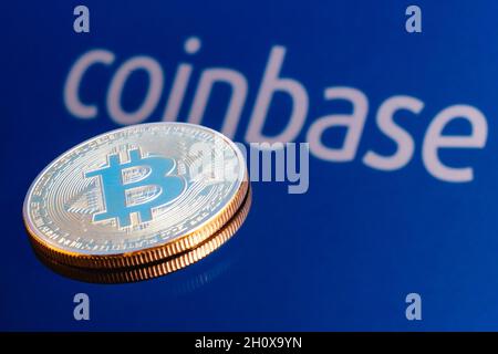 Coinbase, est une société américaine qui exploite une plateforme d'échange de crypto-monnaies.Bitcoin sur l'arrière-plan du logo de la base de code. Banque D'Images