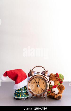 Composition de Noël de l'ours en peluche et réveil sur table Banque D'Images