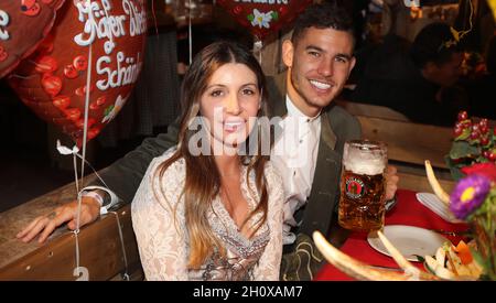 Lucas Hernandez avec sa femme Amelia Ossa Llorente Loremte FC Bayern Munich Oktoberfest © diebilderwelt / Alay stock Banque D'Images