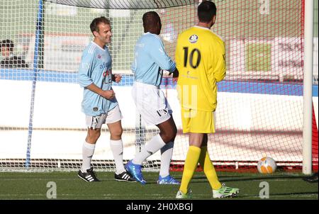 Poissy, France.14 octobre 2021.Le président français Emmanuel Macron célèbre son but en un coup de pied de pénalité lors du match de football caritatif entre Varietes Club de France (VCF) et CHI PSG (hôpital de Poissy) au profit de la Fondation des hôpitaux présidé par Brigitte Macron, épouse du Président français, le 14 octobre,2021 au Stade Leo Lagrange à Poissy, France - photo Jean Catuffe/DPPI crédit: DPPI Media/Alamy Live News Banque D'Images