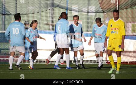 Poissy, France.14 octobre 2021.Le président français Emmanuel Macron célèbre son but en faisant un coup de pied avec ses coéquipiers lors du match de football caritatif entre Varietes Club de France (VCF) et CHI PSG (hôpital de Poissy) au profit de la Fondation des hôpitaux présidé par Brigitte Macron, épouse du Président français, le 14 octobre,2021 au Stade Leo Lagrange à Poissy, France - photo Jean Catuffe/DPPI crédit: DPPI Media/Alamy Live News Banque D'Images