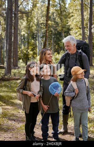 Famille souriante en forêt Banque D'Images