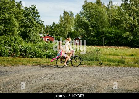 Deux amis à vélo Banque D'Images