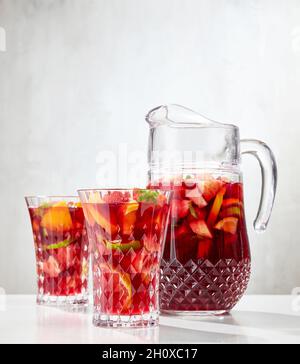 carafe et verres de sangria rouge sur la table du restaurant Banque D'Images