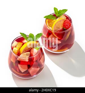 deux verres de sangria rouge isolés sur fond blanc Banque D'Images