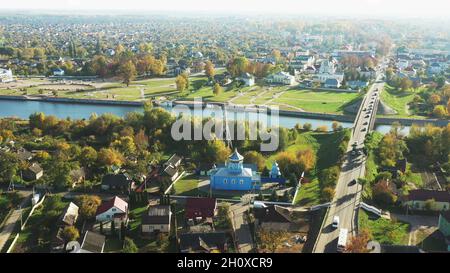 Kobryn, région de Brest, Bélarus.Paysage urbain Skyline en automne Sunny Day.Vue panoramique sur l'église Saint-Nicolas et l'église Saint-Alexandre Nevsky Banque D'Images