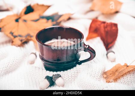 Automne, feuilles d'automne, tasse de café chaude et des vêtements chauds.Saisonnier, café du matin, dimanche relaxant et STILL Life concept. Banque D'Images