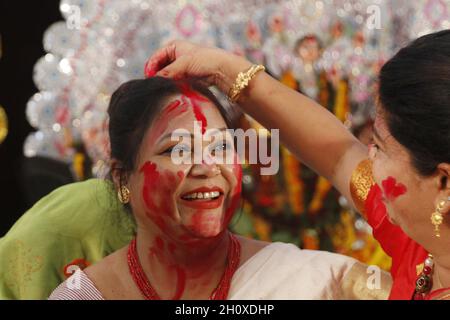 New Delhi, Inde.15 octobre 2021.Le vendredi 15 octobre 2021, lors de la dernière journée du festival Durga Puja à Aaram Bagh Pooja Samiti, à New Delhi, les femmes s'endurcèrent de la vermilion ou de la vermilion sur leurs visages respectifs.Sindur khèle et l'immersion ou visarjan de la déesse Durga a eu lieu sans la ferveur habituelle due à la pandémie Covid-19.Le traditionnel sindur khela où les femmes mariées ont mis du vermillon les unes sur les autres était principalement limité à peu de résidents locaux et d'organisateurs aux pandas.Photo par Akash Anshuman/ABACAPRESS.COM crédit: Abaca Press/Alay Live News Banque D'Images