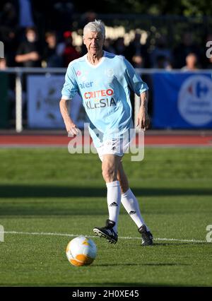 Poissy, France.14 octobre 2021.Arsene Wenger de VCF lors du match de football caritatif entre Varietes Club de France (VCF) et CHI PSG (hôpital de Poissy) au profit de la Fondation des hôpitaux présidée par Brigitte Macron, épouse du Président français, le 14 octobre 2021 au Stade Leo Lagrange à Poissy, France - photo Jean Catuffe/DPPI crédit:DPPI Media/Alamy Live News Banque D'Images