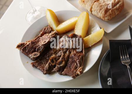 côtes de veau grillées avec pomme de terre Banque D'Images